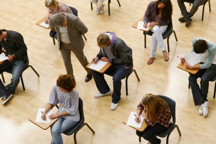 Alumnos realizando un examen
