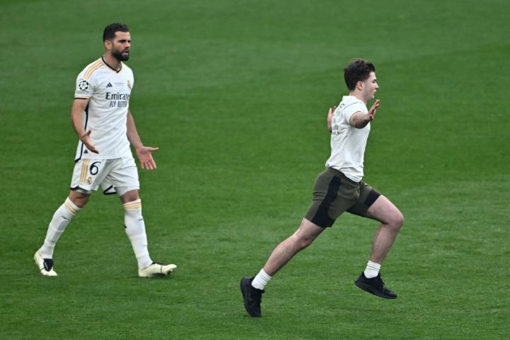 Uno de los espontáneos, en el césped junto a Nacho