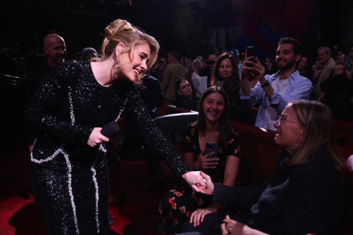 Adele, con una fan en el Caesar's Palace de Las Vegas