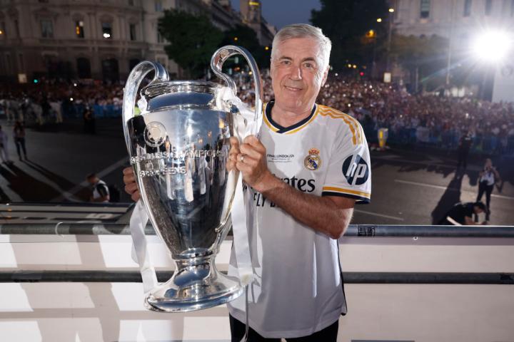Carlos Ancelotti, entrenador del Real Madrid, posa con la copa de la 'Decimoquinta'