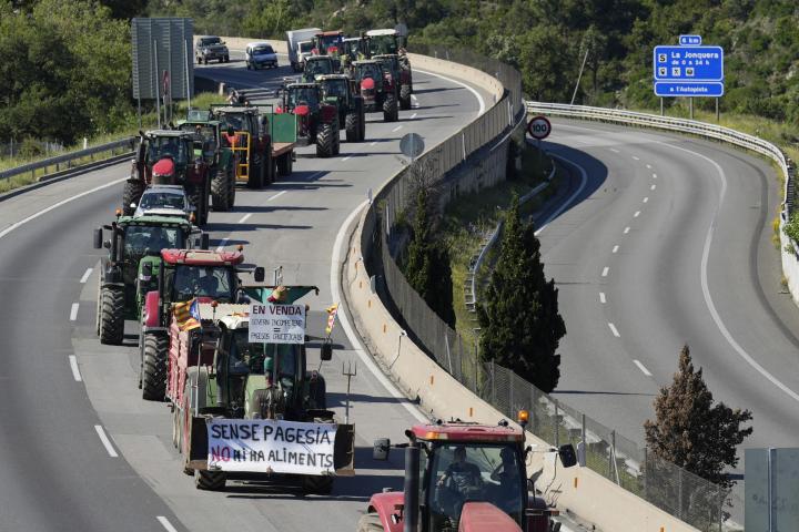 Cerrada al tráfico la autopista AP-7 en dirección a Francia por las protestas