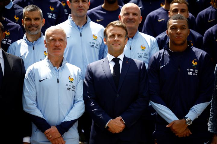 El mandatario galo, Emmanuel Macron, junto a Mbappé.