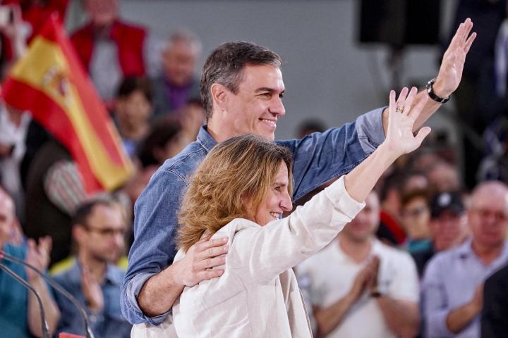 El presidente del Gobierno y líder del PSOE, Pedro Sánchez, acompaña a la cabeza de lista del partido a las elecciones europeas, Teresa Ribera, durante un acto de campaña en Valladolid.