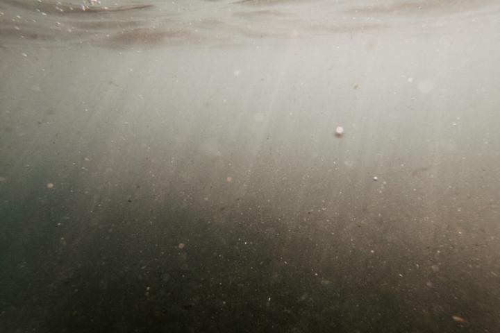 Imagen de archivo de agua sucia.