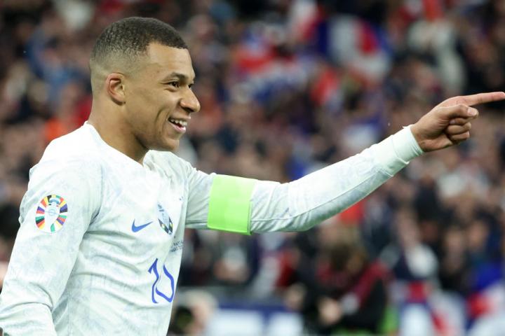 Kylian Mbappé, feliz... de blanco (aquí con la camiseta de Francia)