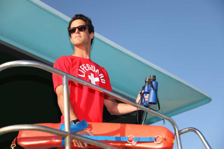 Socorrista de playa vigilando en su torre