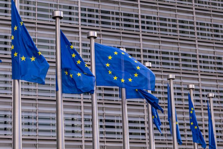 Banderas de Europa en el edificio Berlaymont, sede del poder ejecutivo en la Unión Europea.