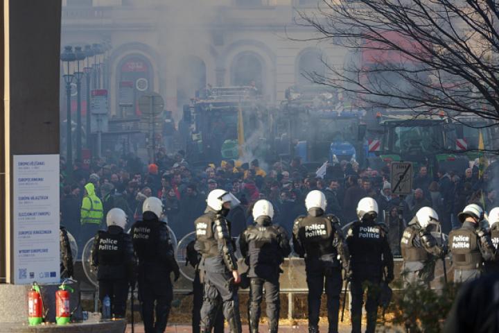 Imagen de archivo de antidisturbios protegiendo la sede del Parlamento Europeo en Bruselas, ante una protesta agraria.