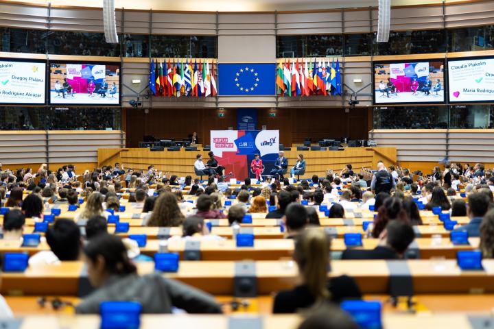 Jóvenes en un acto de European Youth Forum en el Parlamento Europeo.
