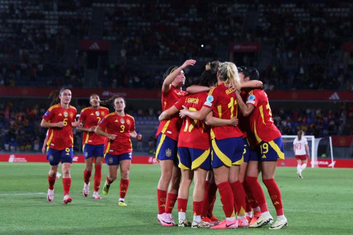 Las jugadoras de la selección celebran el 3-2 de Lucía García ante Dinamarca.