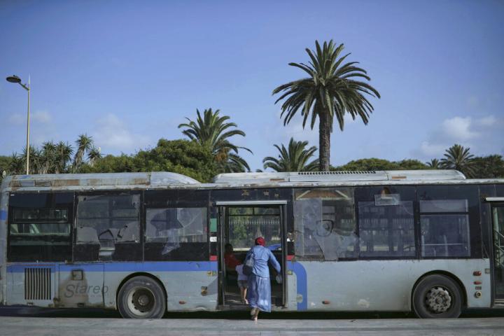 Un mujer se sube a un autobús junto a la Medina de Rabat, Marruecos.