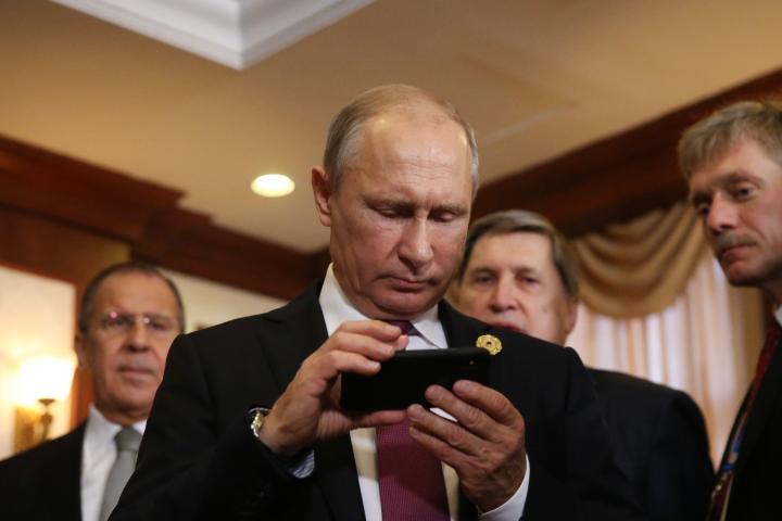 Foto de archivo de Vladimir Putin usando un teléfono móvil.