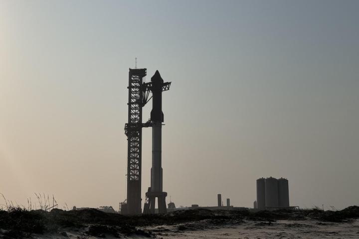 Fotografía del cohete Starship en la plataforma del complejo Starbase este miércoles ubicado en Boca Chica, Texas (EE.UU.)