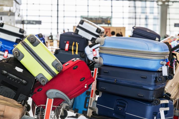 Maletas en un aeropuerto.