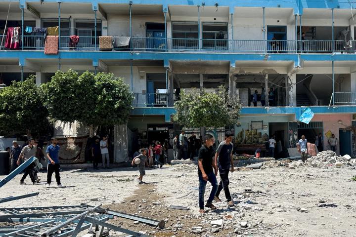 Palestinos comprueban los daños en una escuela de la UNRWA en Al Nuseirat -funcionan como campos de refugiados tras la respuesta israelí a los atentados del 7 de octubre-, tras el bombardeo de Israel, en el centro de la Franja de Gaza.
