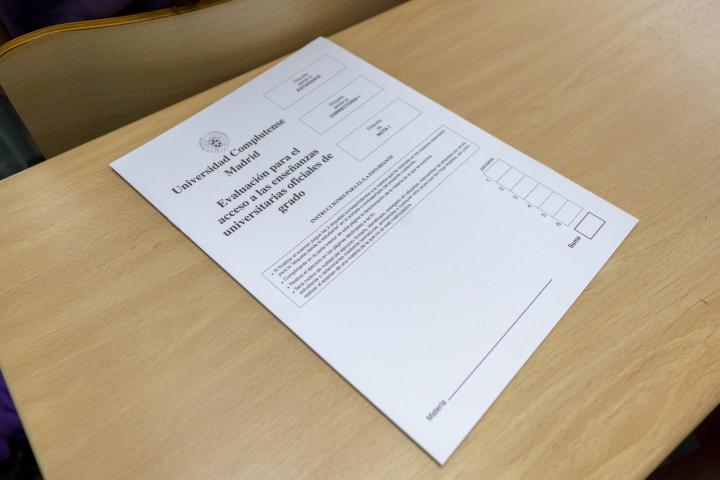 Uno de los exámenes de la EvAU de Madrid 2024.