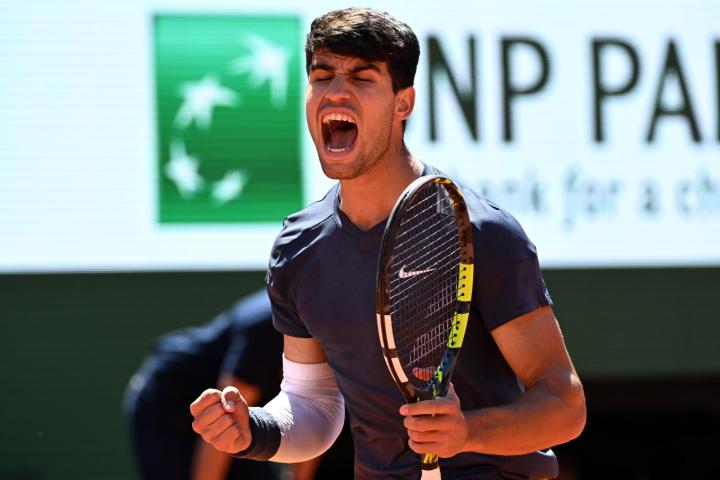 Carlos Alcaraz celebra uno de sus puntos en la semifinal frente a Jannik Sinner