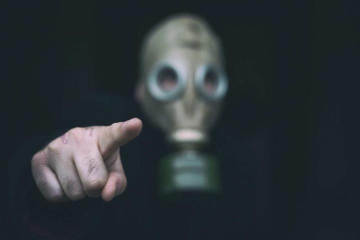 Persona ominosa señalando al lector