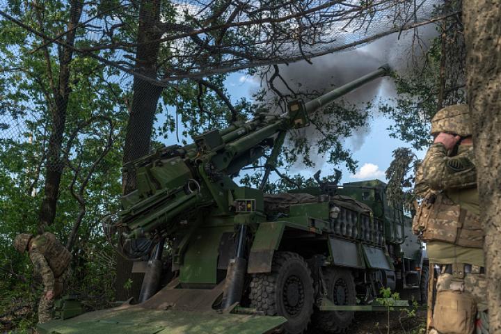 Soldados ucranianos de la Brigada de Artillería nº 55 operando una batería CAESAR, abriendo fuego contra posiciones rusas en algún punto de Donetsk (Donbás).