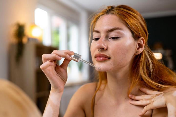 El mejor sérum con retinol y té verde para el acné