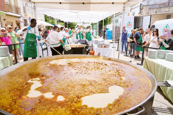 Esta es la gigantesca paella que se preparó en Cañamero el pasado jueves.
