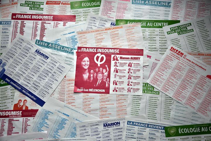 Papeletas de voto para las elecciones europeas en Francia con el partido de izquierda la Francia Insumisa en el centro