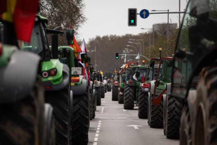 Tractores desfilando por las calles de Madrid en una de las protestas más relevantes de estos meses