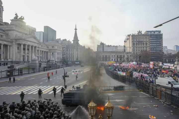 La Policía acordona el Congreso donde se concentran los opositores a la ley estrella de Milei.