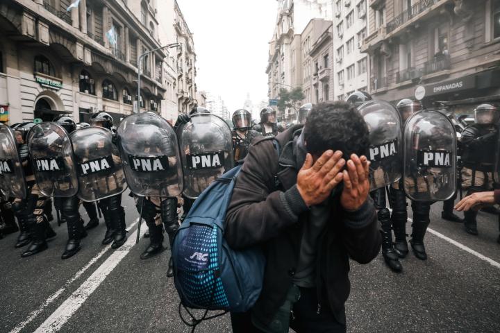 La Policía lanza gases lacrimógenos en las manifestaciones contra la ley estrella de Milei.