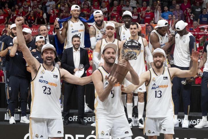 Rudy Fernández levanta el trofeo de la Liga Endesa 2023-2024 conquistado por el Real Madrid