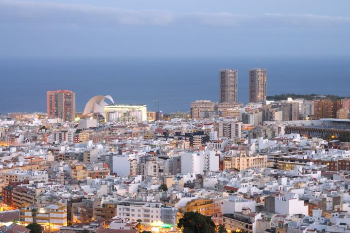 Santa Cruz de Tenerife al atardecer.