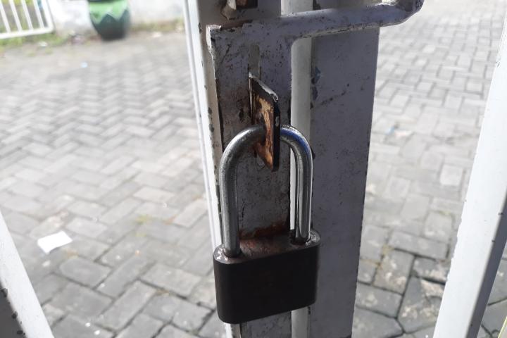 Un candado en una verja.