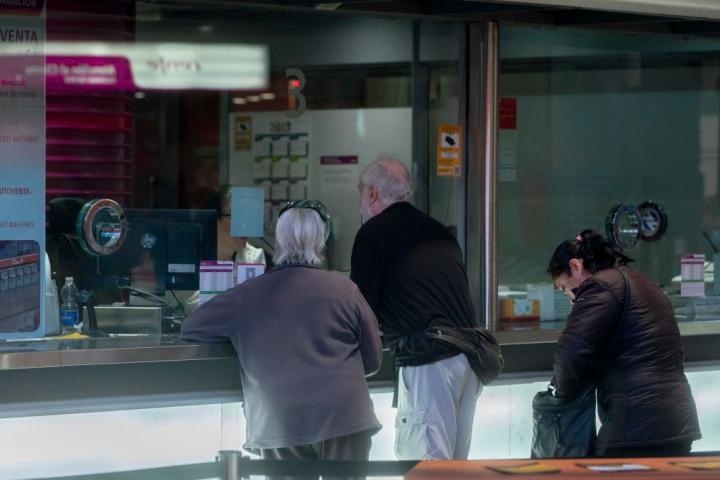 Un grupo de personas hace cola para comprar un billete en la estación de Atocha.