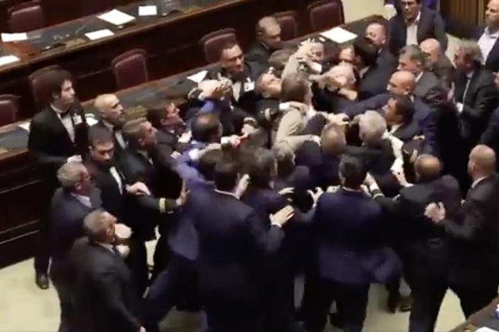 Un instante de la trifulca en el Parlamento de Italia.