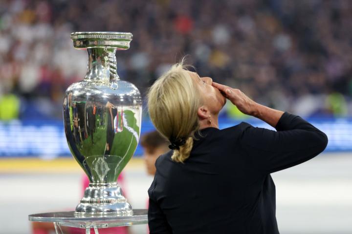 Heidi, viuda de Franz Beckenbauer, lanza un beso al cielo en el homenaje a la leyenda del fútbol