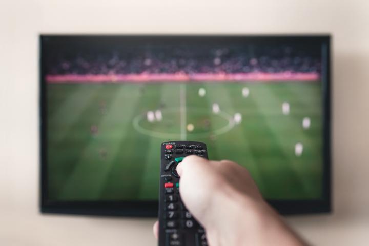 Televisor con un partido de fútbol