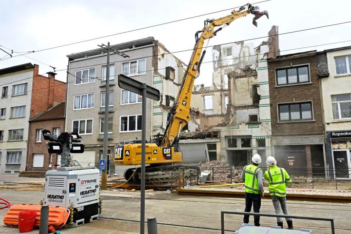 Unos operarios derruyen este viernes los restos del edificio de Hoboken (Bélgica) en el que ha tenido lugar la explosión