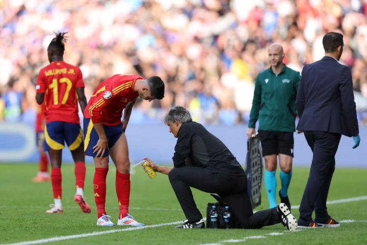 Morata, atendido tras su susto y antes del cambio