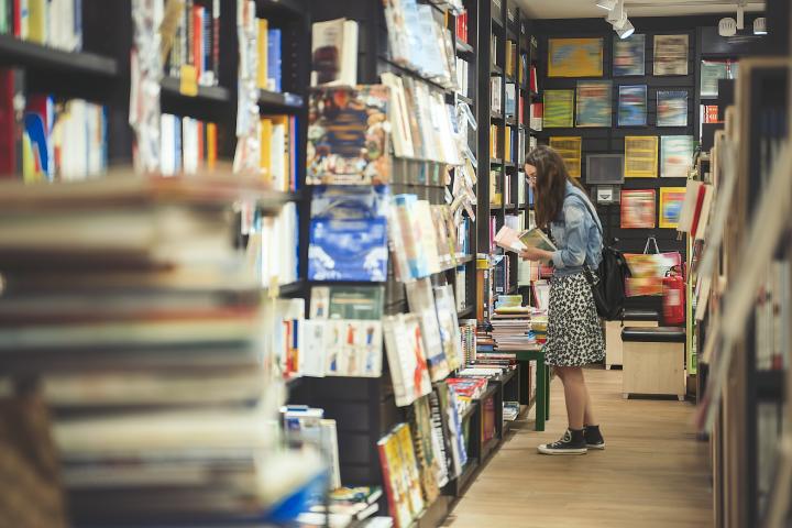 Foto de archivo de una mujer comprando en una librería.