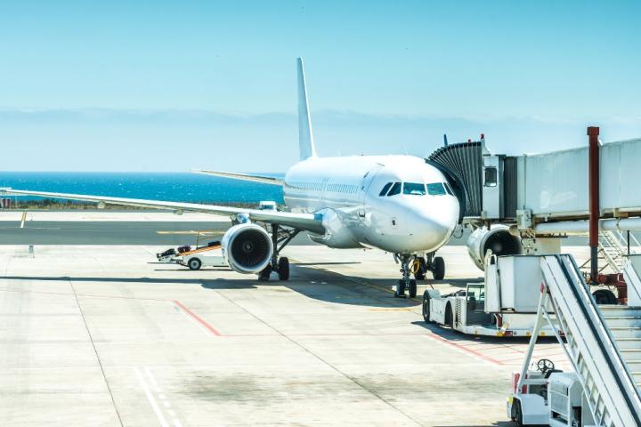 Avión en el aeropuerto de Lanzarote
