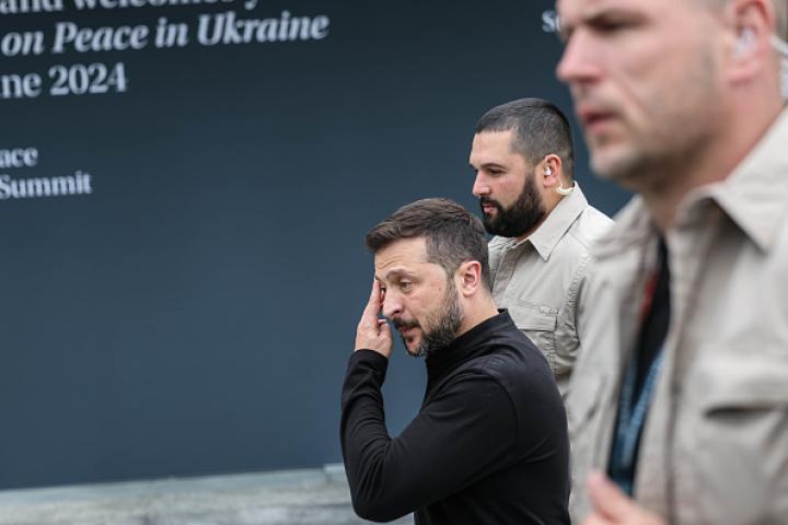 El mandatario ucraniano Volodímir Zelenski, junto a sus guardaespaldas en Lucerna (Suiza), donde tuvo lugar la cumbre de paz en la que Rusia no estaba invitada.