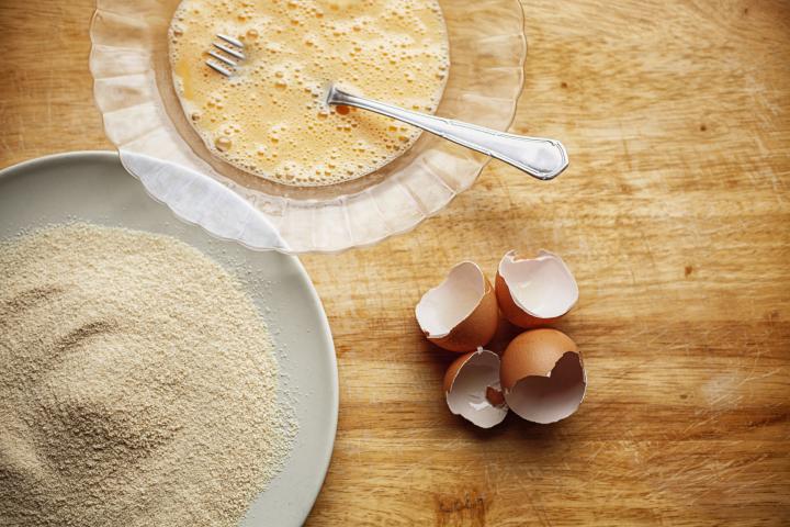 Huevo y pan rallado para un rebozado.