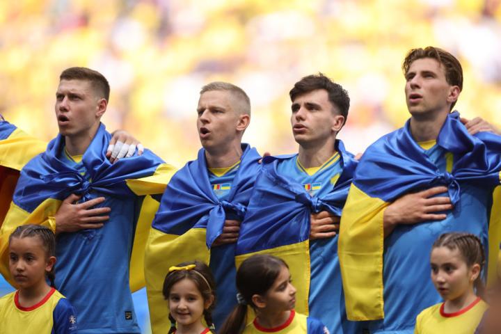 Varios jugadores ucranianos, en el momento de los himnos