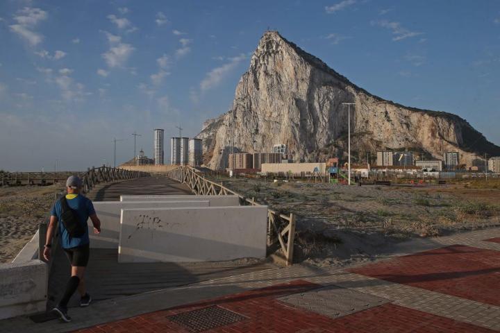 El Peñón de Gibraltar, al fondo