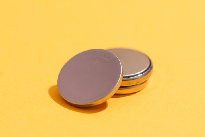 Imagen de archivo de unas pilas de botón.