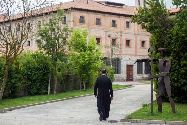 El falso cura, autoproclamado portavoz de las clarisas de Belorado, regresa al edificio que abre una nueva disputa entre las religiosas y el Vaticano.