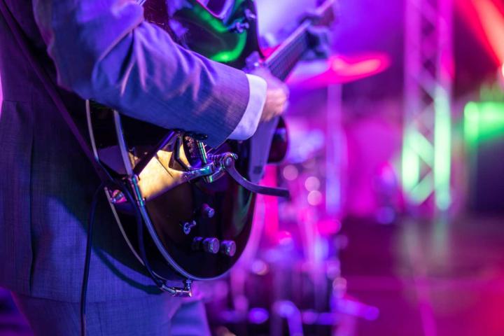 Guitarrista a punto de dar un buen concierto