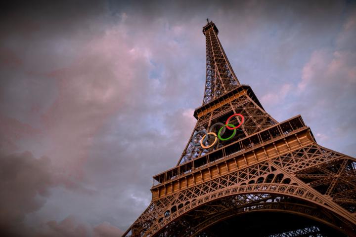La Torre Eiffel, decorada con los aros olímpicos.