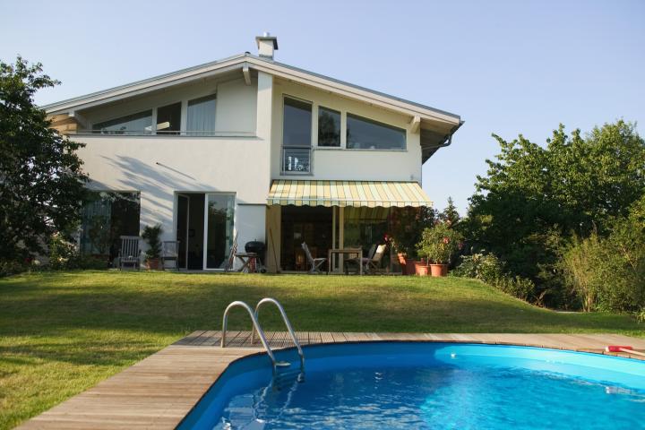Una casa con piscina, en una imagen de archivo