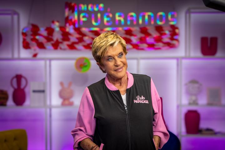 Chelo García-Cortés posa en el plató de 'Ni que fuéramos'.